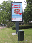 901912 Afbeelding van een digitaal reclamebord aan de Beneluxlaan te Utrecht, met een oproep om tijdens de coronacrisis ...